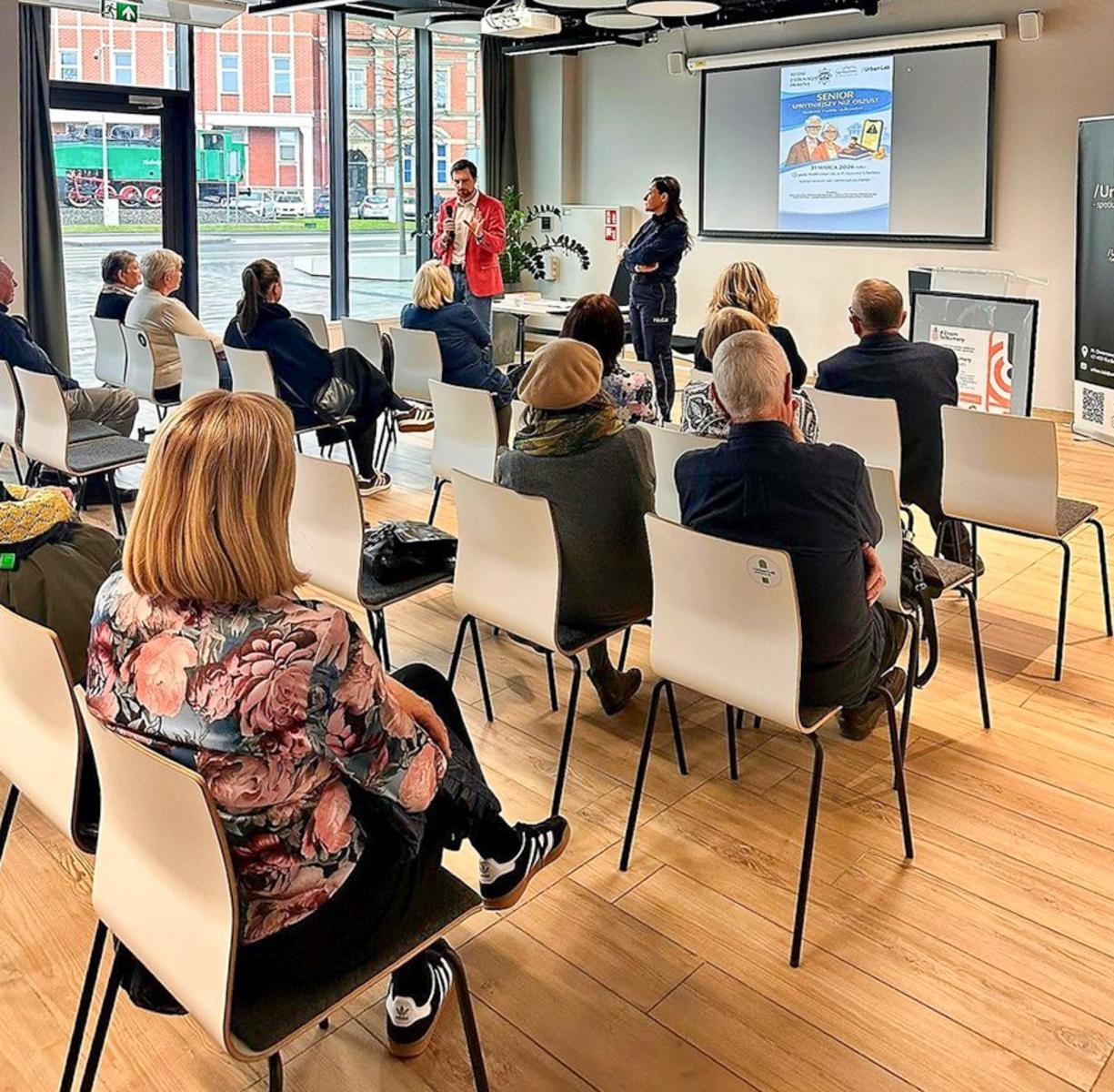 Zdjęcie w galerii na portalu naszraciborz.pl: Senior sprytniejszy niż oszust. Spotkanie profilaktyczne w Raciborzu wiadomości z regionu