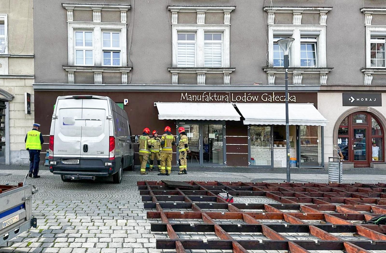 Zdjęcie w galerii na portalu naszraciborz.pl: Bus uderzył w futrynę sklepu na rynku. Służby wyjaśniają okoliczności zdarzenia wiadomości z regionu