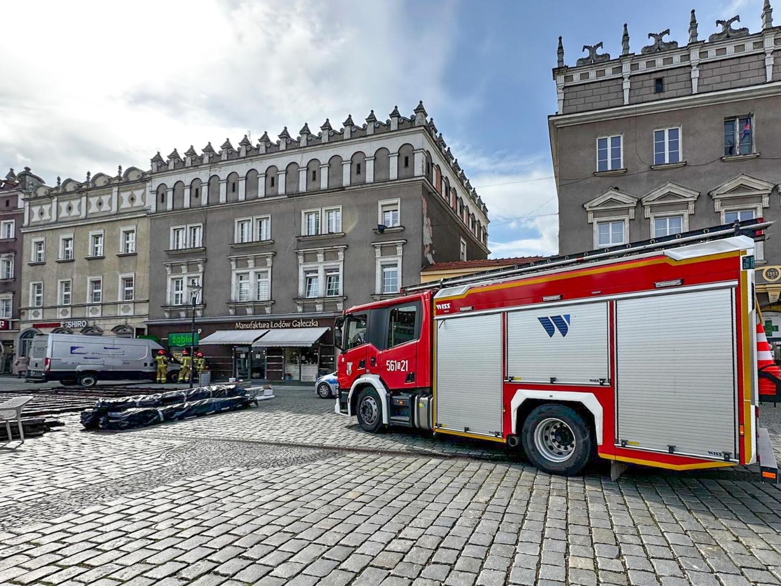 Zdjęcie w galerii na portalu naszraciborz.pl: Bus uderzył w futrynę sklepu na rynku. Służby wyjaśniają okoliczności zdarzenia wiadomości z regionu