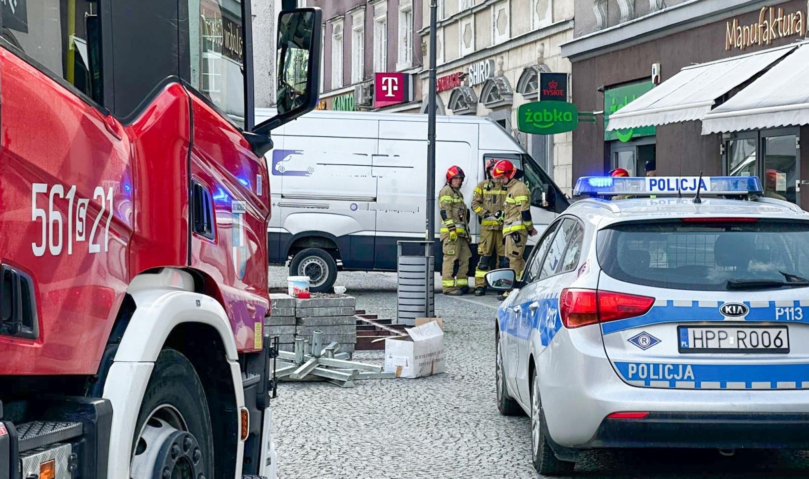 Zdjęcie w galerii na portalu naszraciborz.pl: Bus uderzył w futrynę sklepu na rynku. Służby wyjaśniają okoliczności zdarzenia wiadomości z regionu
