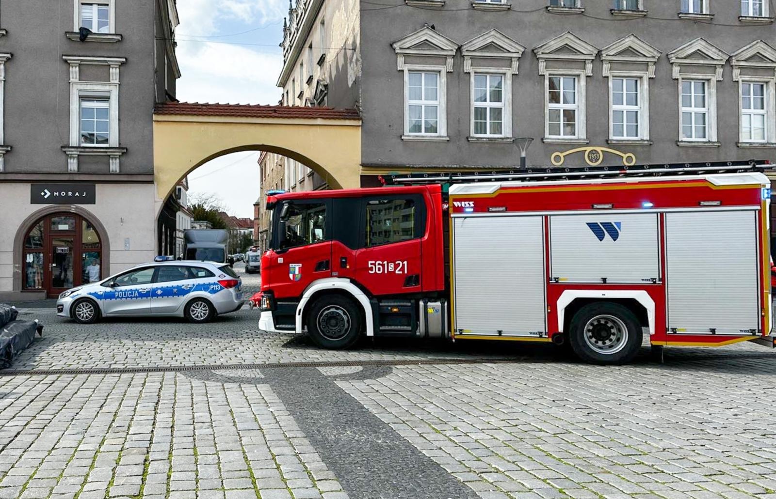 Zdjęcie w galerii na portalu naszraciborz.pl: Bus uderzył w futrynę sklepu na rynku. Służby wyjaśniają okoliczności zdarzenia wiadomości z regionu