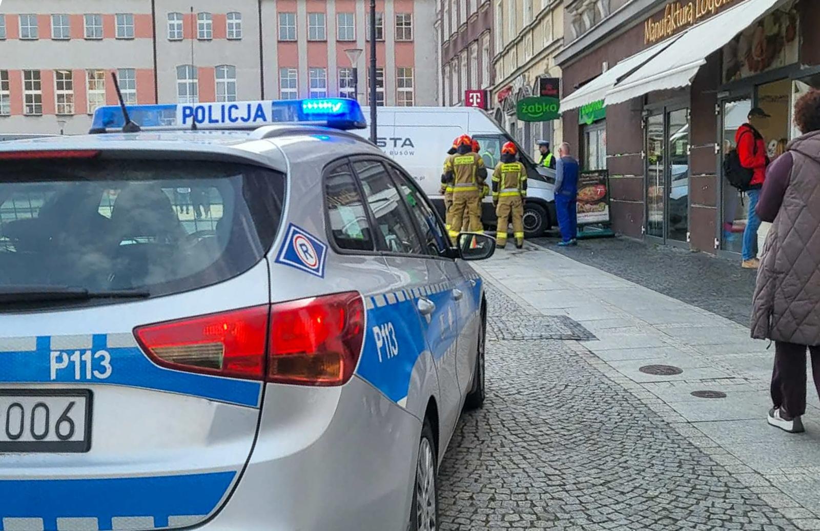 Zdjęcie w galerii na portalu naszraciborz.pl: Bus uderzył w futrynę sklepu na rynku. Służby wyjaśniają okoliczności zdarzenia wiadomości z regionu