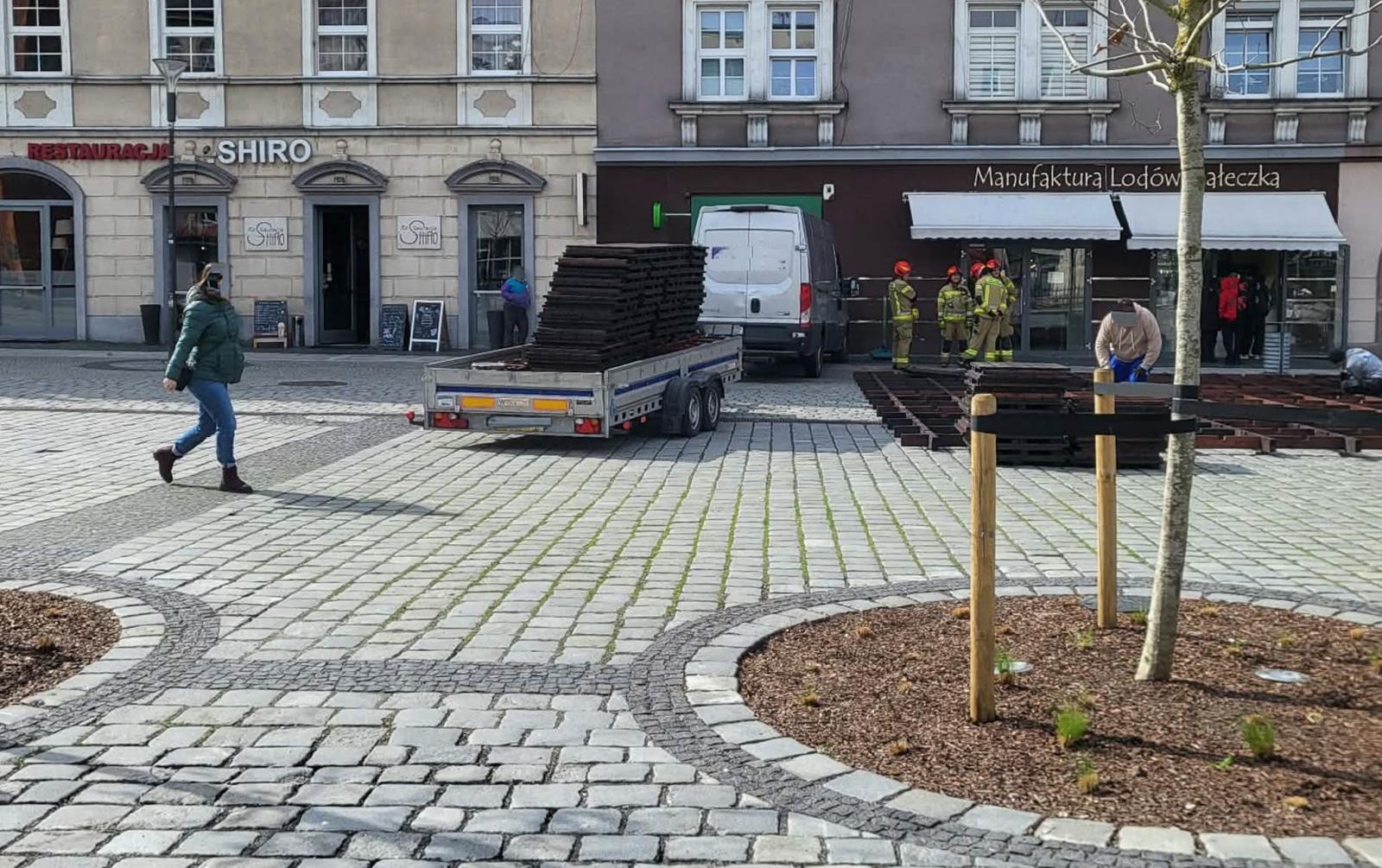 Zdjęcie w galerii na portalu naszraciborz.pl: Bus uderzył w futrynę sklepu na rynku. Służby wyjaśniają okoliczności zdarzenia wiadomości z regionu