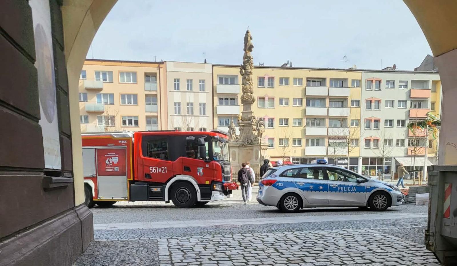 Zdjęcie w galerii na portalu naszraciborz.pl: Bus uderzył w futrynę sklepu na rynku. Służby wyjaśniają okoliczności zdarzenia wiadomości z regionu
