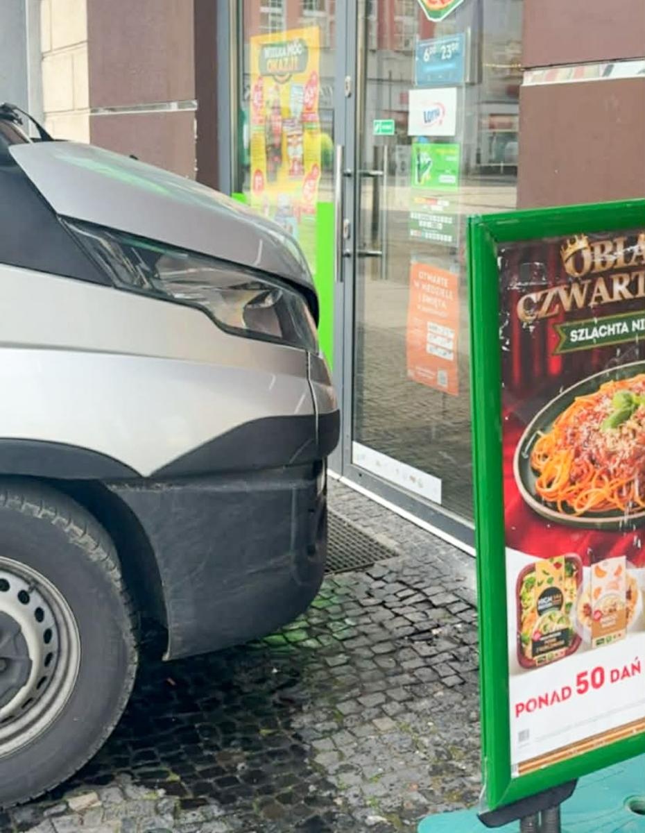 Zdjęcie w galerii na portalu naszraciborz.pl: Bus uderzył w futrynę sklepu na rynku. Służby wyjaśniają okoliczności zdarzenia wiadomości z regionu