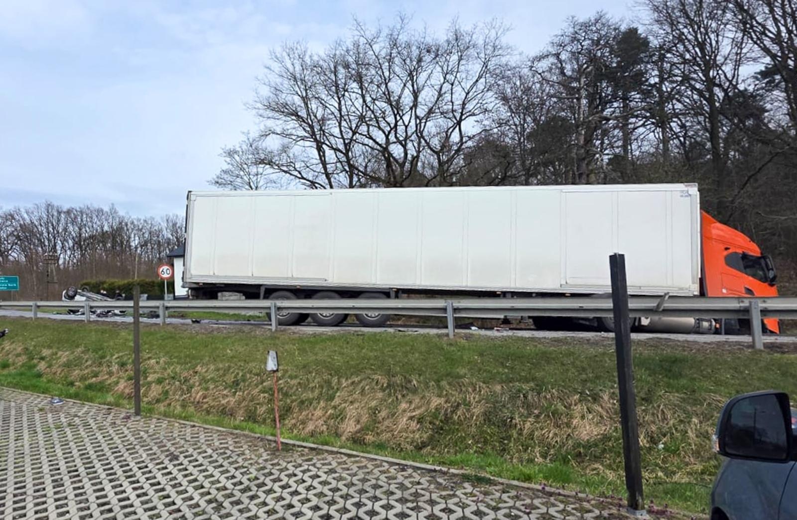 Zdjęcie w galerii na portalu naszraciborz.pl: Poważne zderzenie na ulicy Rudzkiej w Babicach. DW 919 Racibórz-Rudy-Nędza całkowicie zablokowana wiadomości z regionu