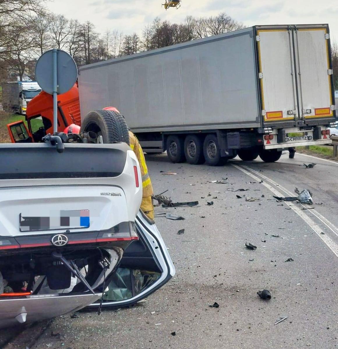 Zdjęcie w galerii na portalu naszraciborz.pl: Poważne zderzenie na ulicy Rudzkiej w Babicach. DW 919 Racibórz-Rudy-Nędza całkowicie zablokowana wiadomości z regionu