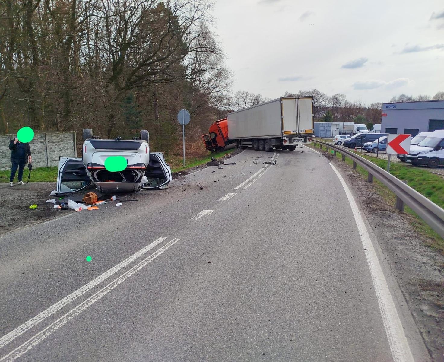 Zdjęcie w galerii na portalu naszraciborz.pl: Policja o wstępnych ustaleniach dotyczących przyczyn wypadku na DW 919 wiadomości z regionu