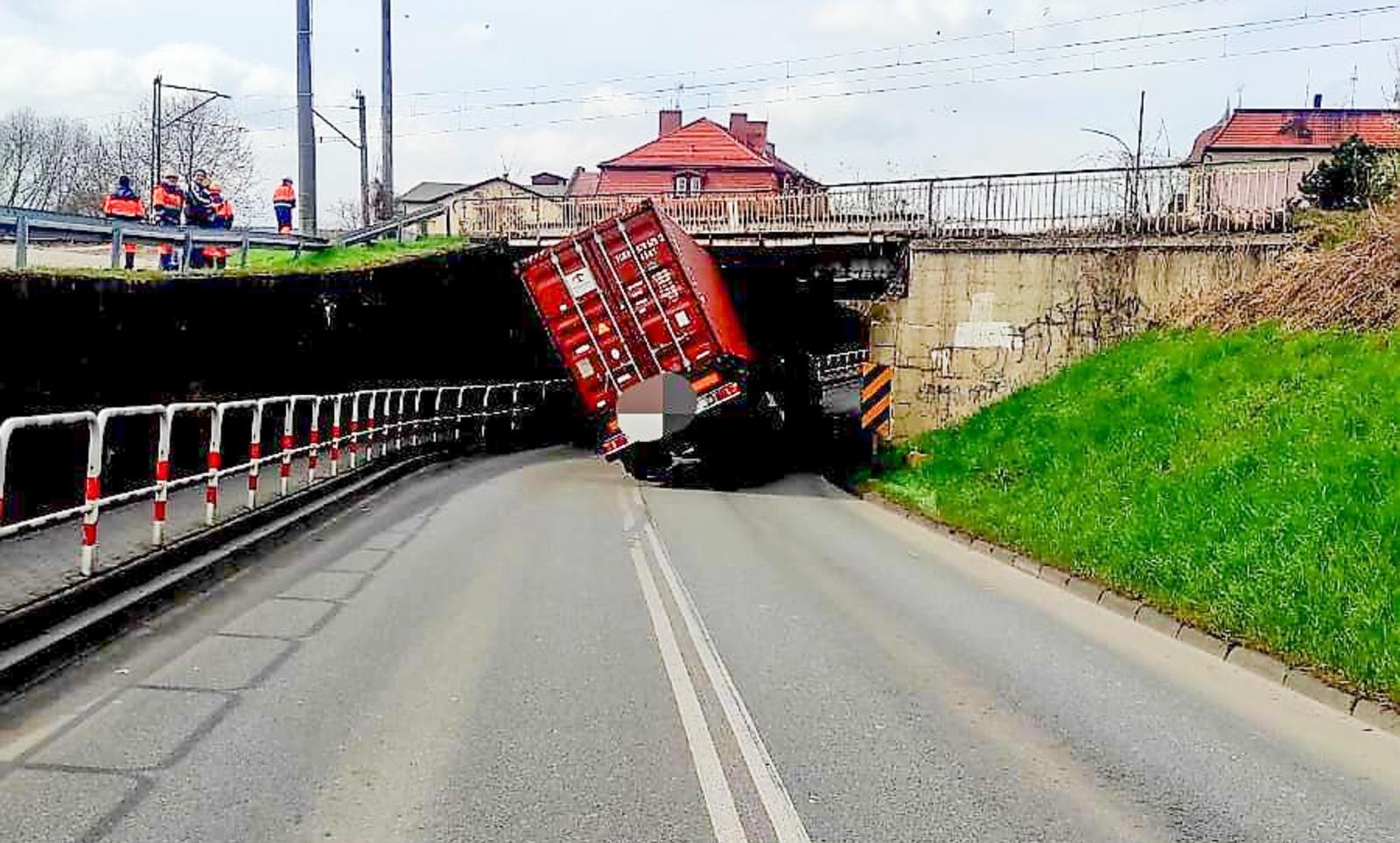Zdjęcie w galerii na portalu naszraciborz.pl: Ciężarówka utknęła pod wiaduktem na styku Rybnickiej i Bosackiej w Raciborzu wiadomości z regionu