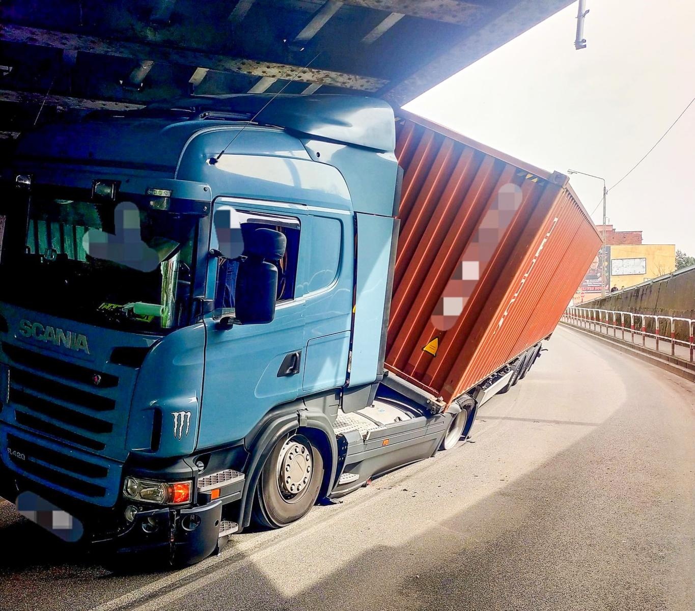 Zdjęcie w galerii na portalu naszraciborz.pl: Ciężarówka utknęła pod wiaduktem na styku Rybnickiej i Bosackiej w Raciborzu wiadomości z regionu