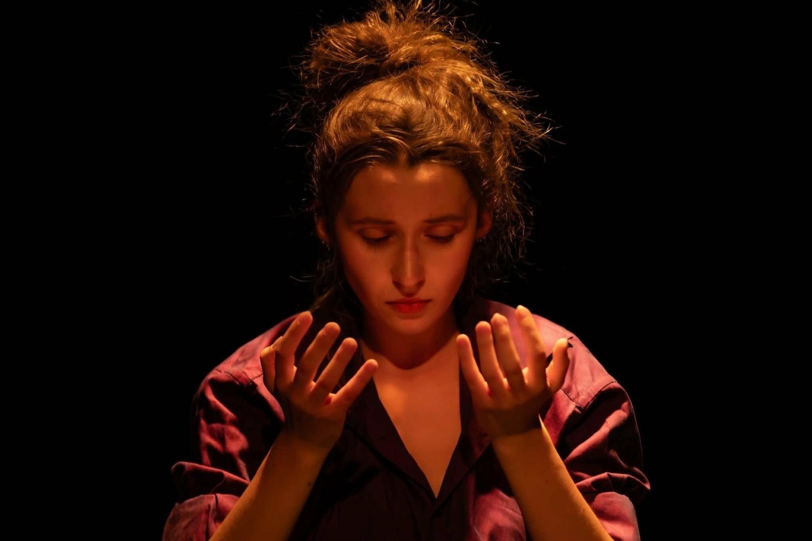 Zdjęcie w galerii na portalu naszraciborz.pl: córka Ta matka – monodram Lidii Wiśniewskiej w Raciborskim Centrum Kultury wiadomości z regionu