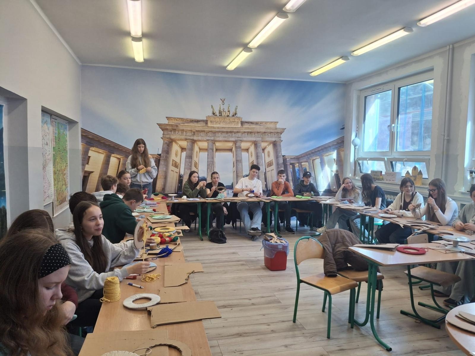 Zdjęcie w galerii na portalu naszraciborz.pl: Wizyta uczniów z Gymnasium Roth w Raciborzu w świątecznej, wielkanocnej atmosferze wiadomości z regionu