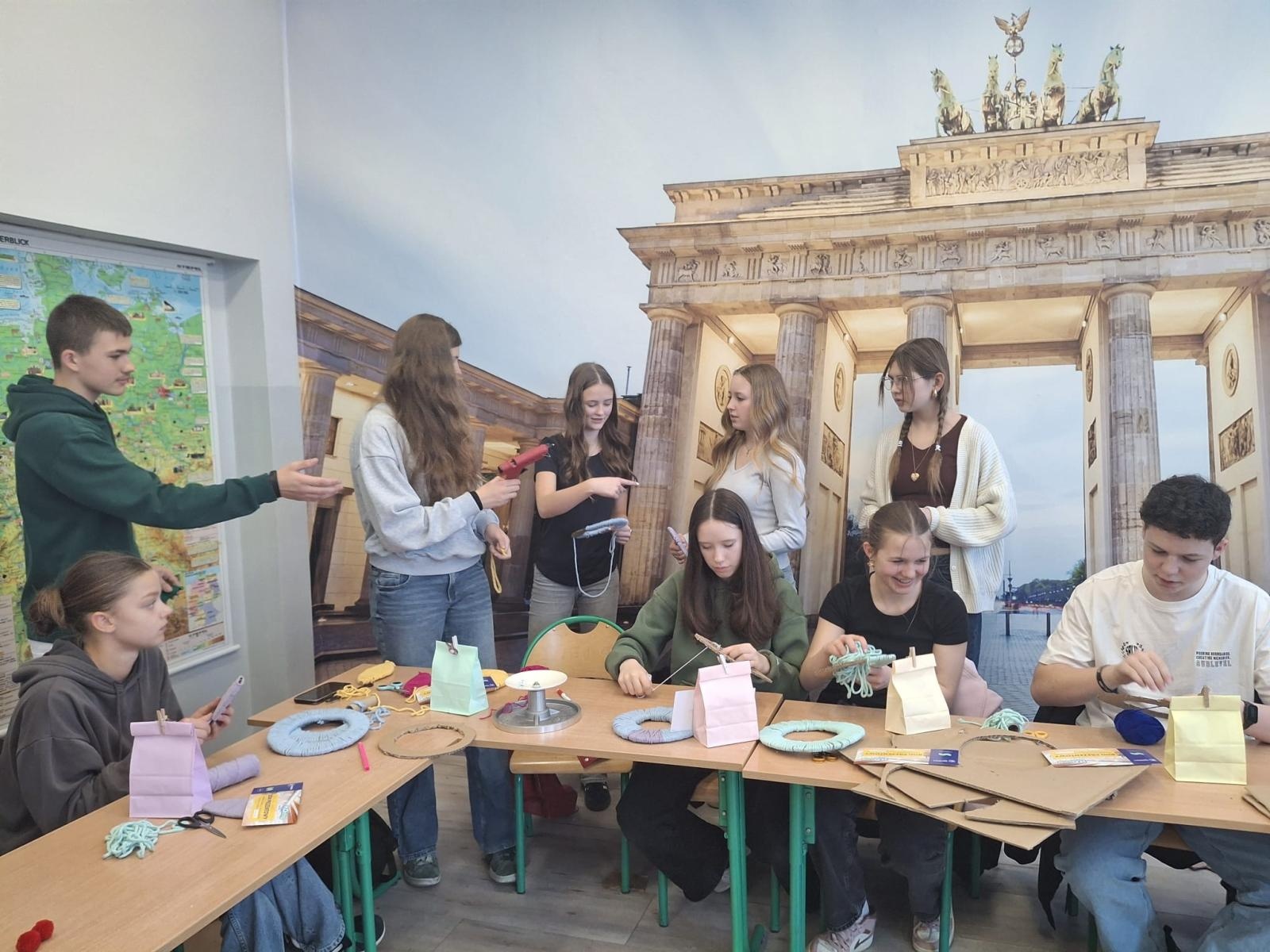 Zdjęcie w galerii na portalu naszraciborz.pl: Wizyta uczniów z Gymnasium Roth w Raciborzu w świątecznej, wielkanocnej atmosferze wiadomości z regionu