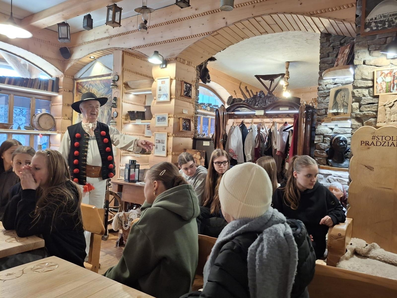 Zdjęcie w galerii na portalu naszraciborz.pl: Wizyta uczniów z Gymnasium Roth w Raciborzu w świątecznej, wielkanocnej atmosferze wiadomości z regionu