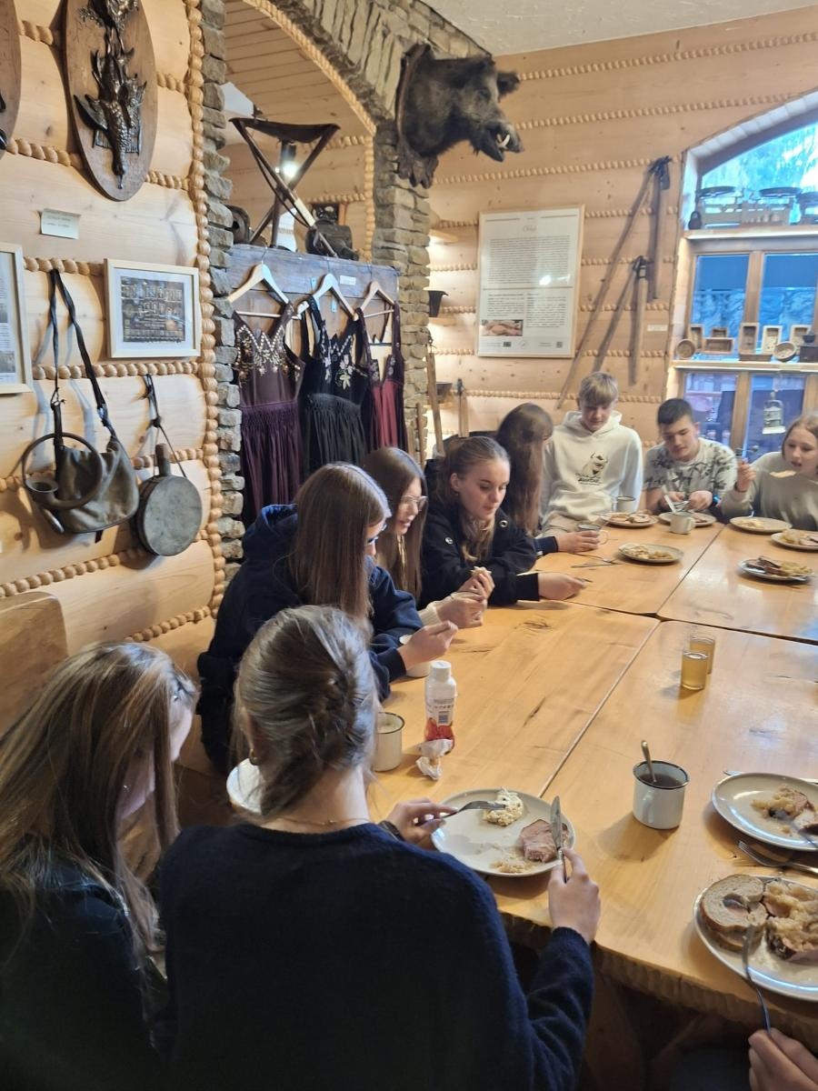 Zdjęcie w galerii na portalu naszraciborz.pl: Wizyta uczniów z Gymnasium Roth w Raciborzu w świątecznej, wielkanocnej atmosferze wiadomości z regionu