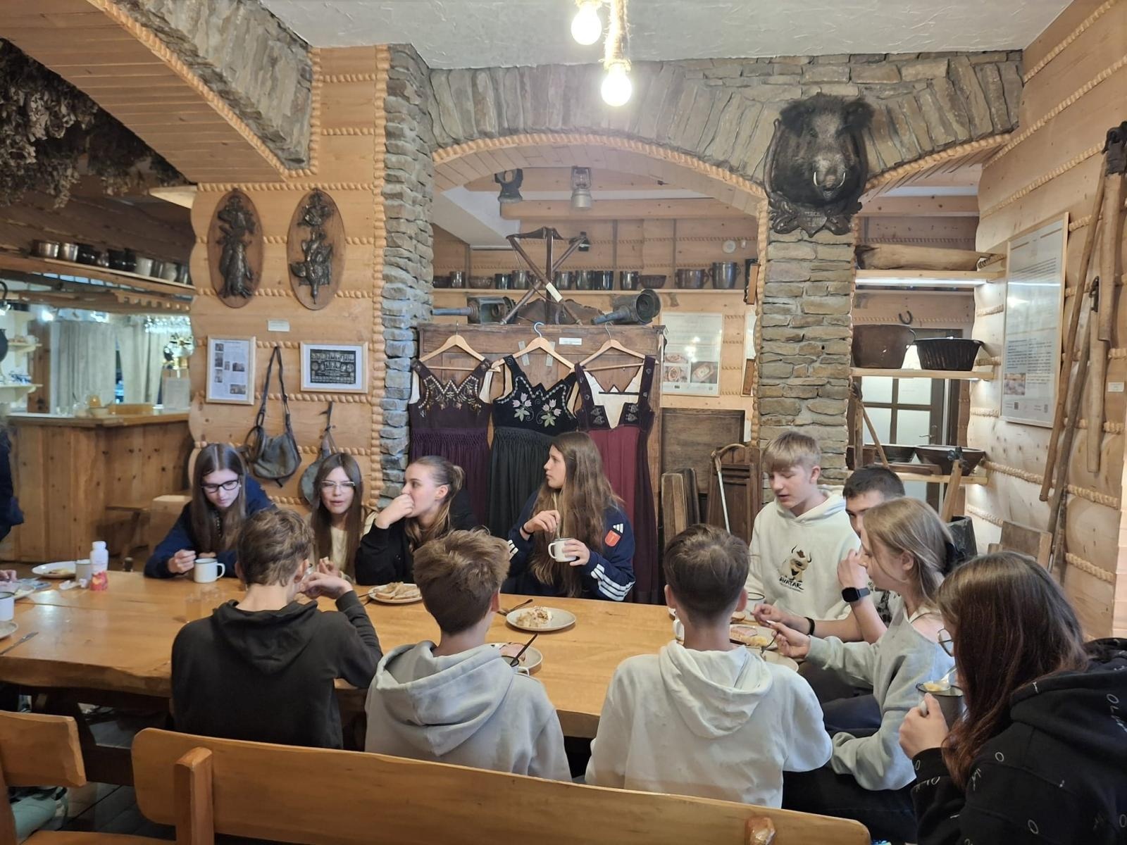 Zdjęcie w galerii na portalu naszraciborz.pl: Wizyta uczniów z Gymnasium Roth w Raciborzu w świątecznej, wielkanocnej atmosferze wiadomości z regionu