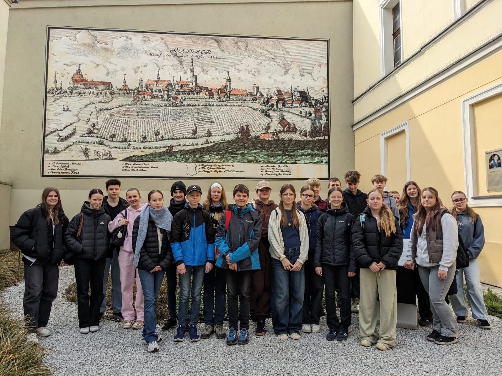 Zdjęcie w galerii na portalu naszraciborz.pl: Wizyta uczniów z Gymnasium Roth w Raciborzu w świątecznej, wielkanocnej atmosferze wiadomości z regionu