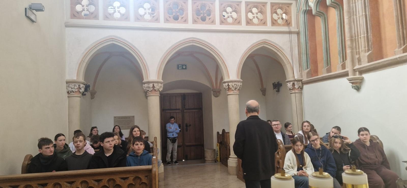 Zdjęcie w galerii na portalu naszraciborz.pl: Wizyta uczniów z Gymnasium Roth w Raciborzu w świątecznej, wielkanocnej atmosferze wiadomości z regionu