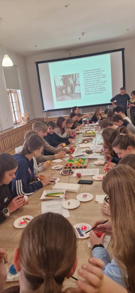Zdjęcie w galerii na portalu naszraciborz.pl: Wizyta uczniów z Gymnasium Roth w Raciborzu w świątecznej, wielkanocnej atmosferze wiadomości z regionu
