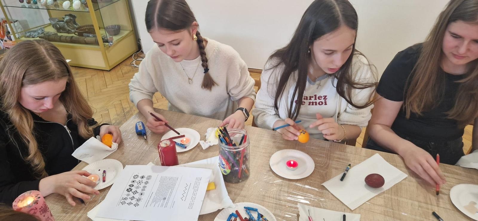 Zdjęcie w galerii na portalu naszraciborz.pl: Wizyta uczniów z Gymnasium Roth w Raciborzu w świątecznej, wielkanocnej atmosferze wiadomości z regionu