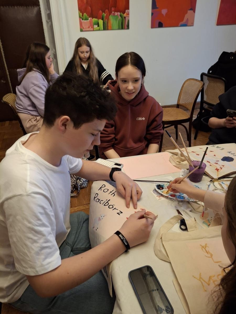 Zdjęcie w galerii na portalu naszraciborz.pl: Wizyta uczniów z Gymnasium Roth w Raciborzu w świątecznej, wielkanocnej atmosferze wiadomości z regionu