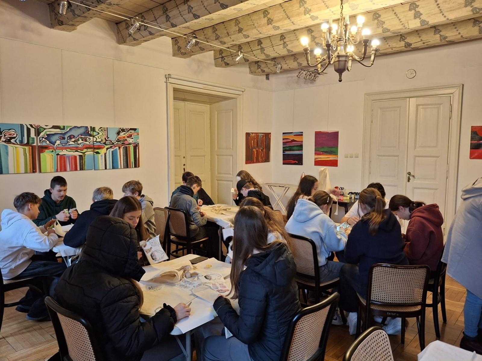 Zdjęcie w galerii na portalu naszraciborz.pl: Wizyta uczniów z Gymnasium Roth w Raciborzu w świątecznej, wielkanocnej atmosferze wiadomości z regionu