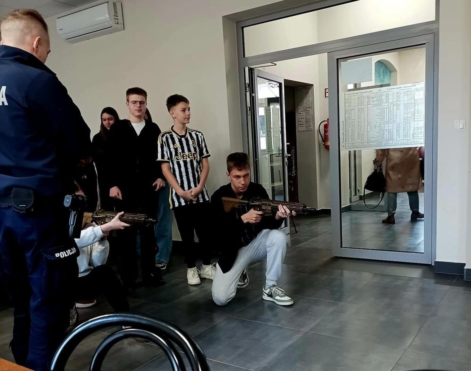 Zdjęcie w galerii na portalu naszraciborz.pl: Nauka strzelania i zasad bezpieczeństwa dla młodzieży wiadomości z regionu