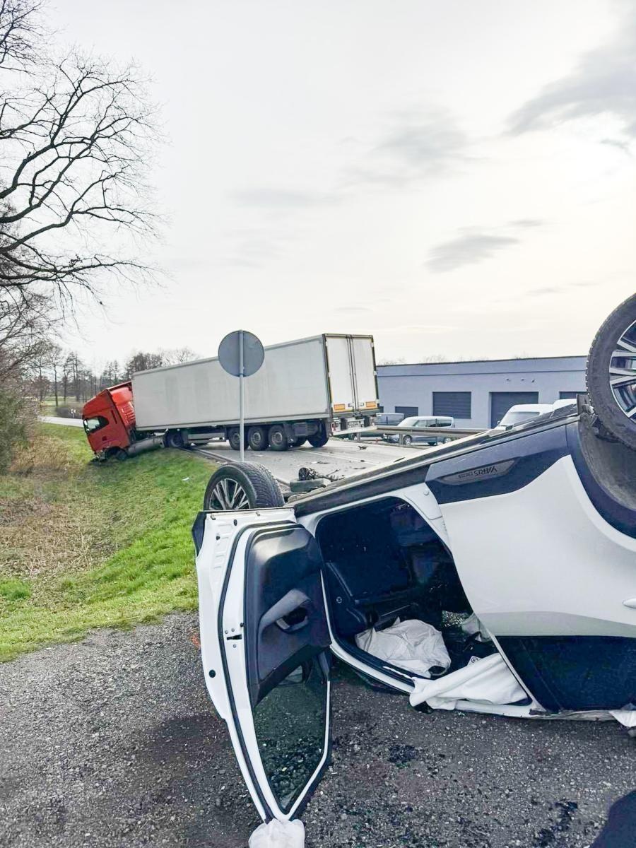 Zdjęcie w galerii na portalu naszraciborz.pl: Ignorowane polecenia strażaków na drodze. Wydarzenia w Babicach pokazują poważny problem wiadomości z regionu