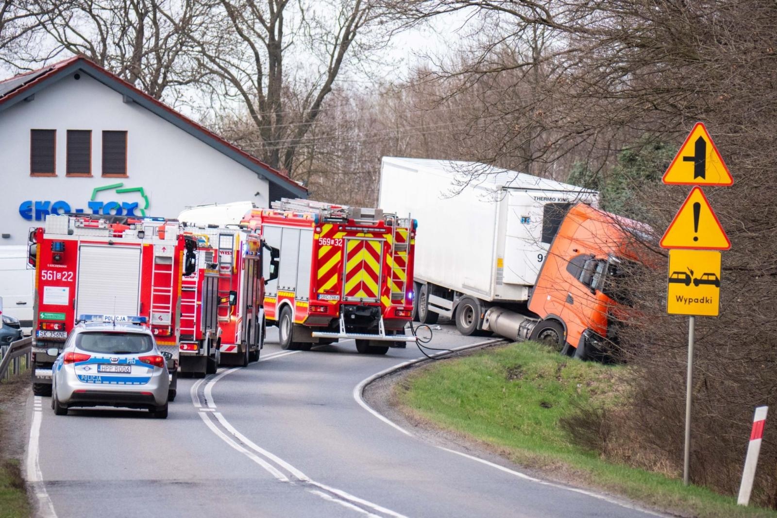 Zdjęcie w galerii na portalu naszraciborz.pl: Ignorowane polecenia strażaków na drodze. Wydarzenia w Babicach pokazują poważny problem wiadomości z regionu