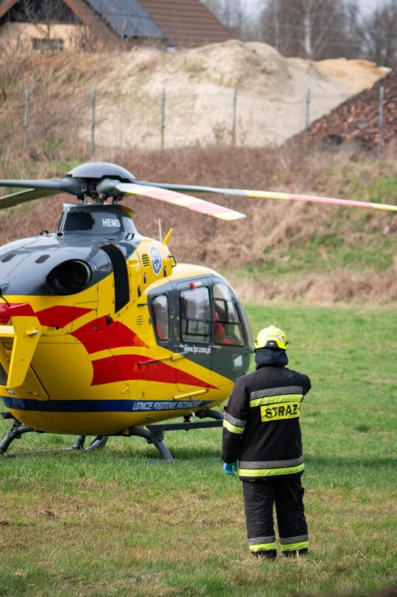 Zdjęcie w galerii na portalu naszraciborz.pl: Ignorowane polecenia strażaków na drodze. Wydarzenia w Babicach pokazują poważny problem wiadomości z regionu