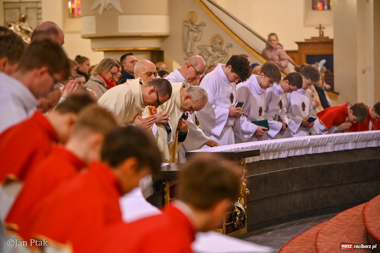 Zdjęcie w galerii na portalu naszraciborz.pl: Wielki Czwartek w kościele NSPJ – początek Triduum Paschalnego [FOTO] wiadomości z regionu