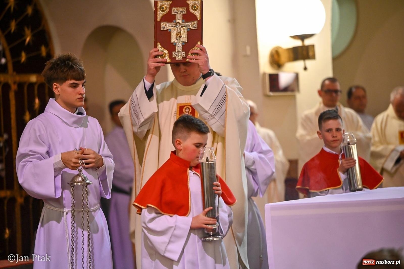 Zdjęcie w galerii na portalu naszraciborz.pl: Wielki Czwartek w kościele NSPJ – początek Triduum Paschalnego [FOTO] wiadomości z regionu