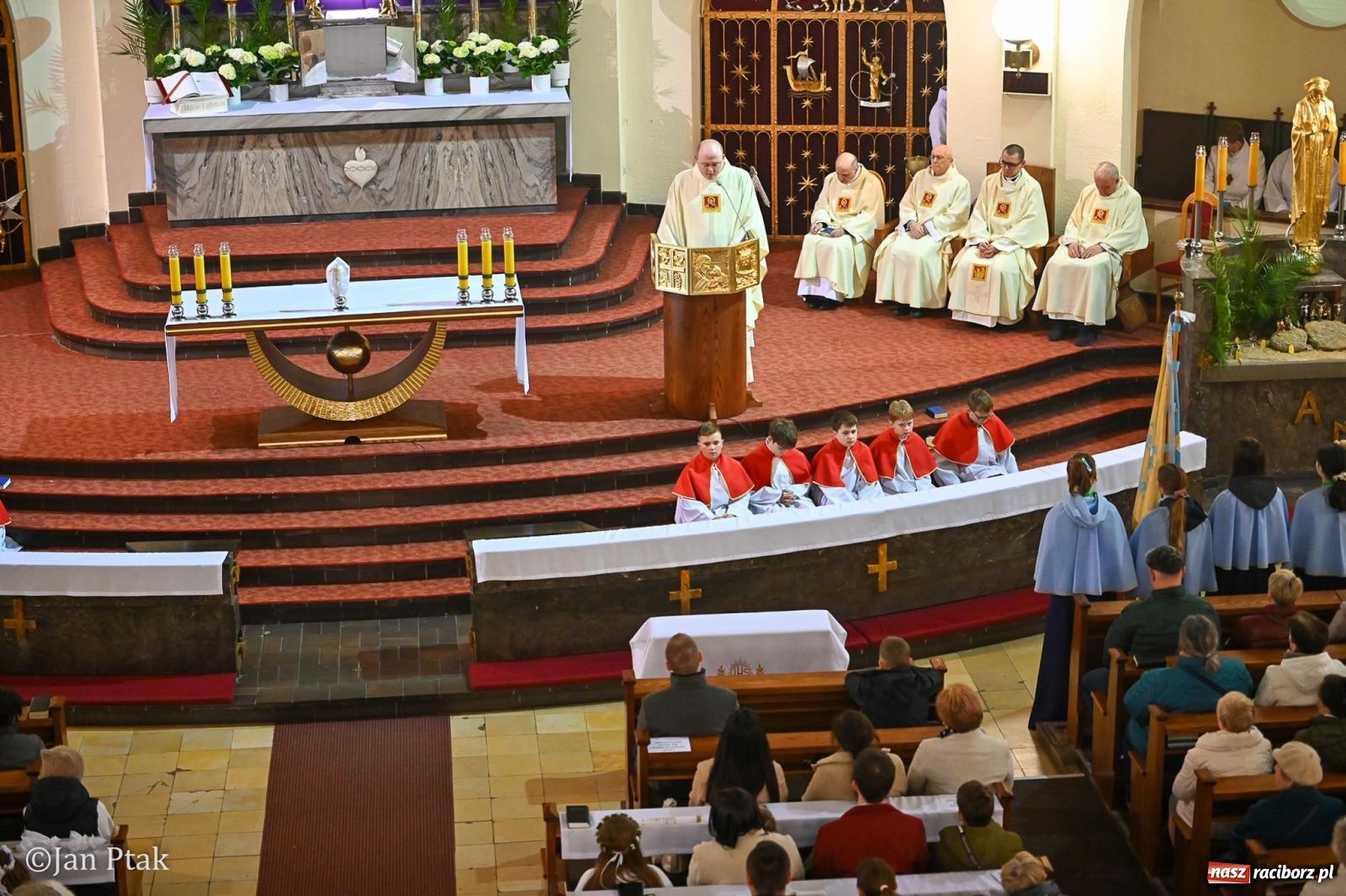 Zdjęcie w galerii na portalu naszraciborz.pl: Wielki Czwartek w kościele NSPJ – początek Triduum Paschalnego [FOTO] wiadomości z regionu