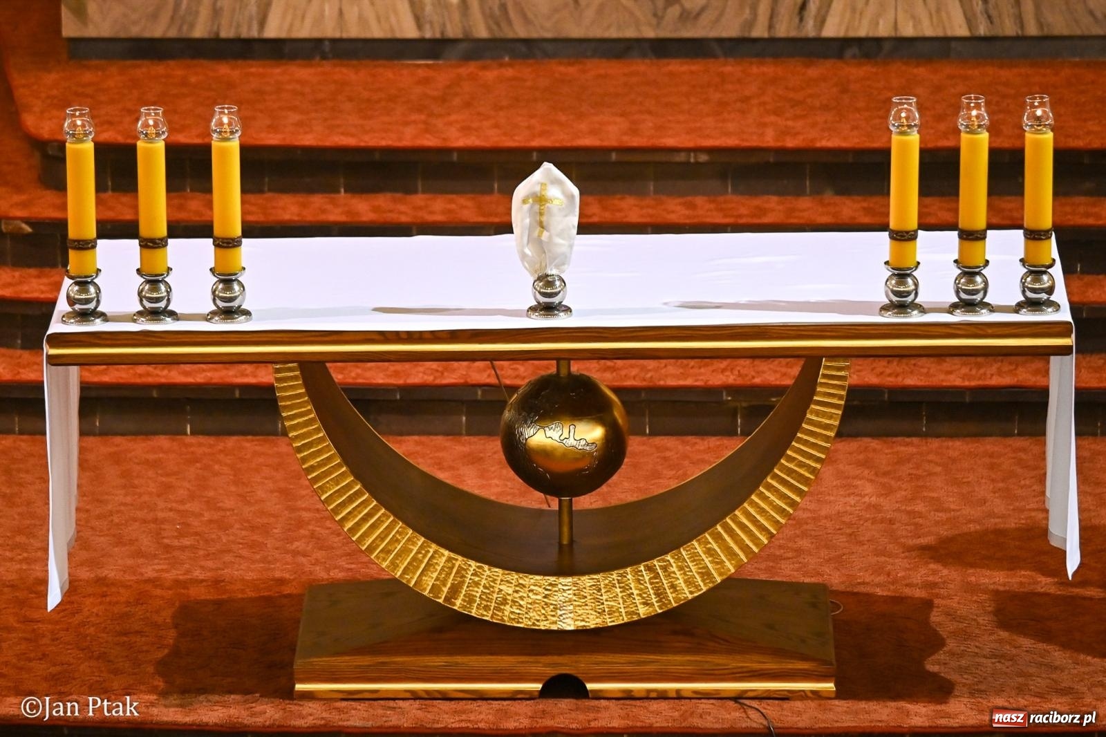 Zdjęcie w galerii na portalu naszraciborz.pl: Wielki Czwartek w kościele NSPJ – początek Triduum Paschalnego [FOTO] wiadomości z regionu