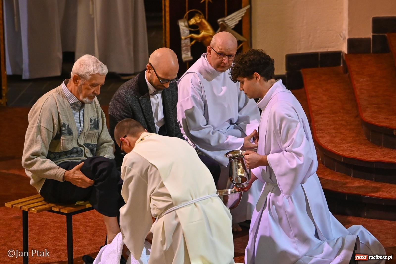 Zdjęcie w galerii na portalu naszraciborz.pl: Wielki Czwartek w kościele NSPJ – początek Triduum Paschalnego [FOTO] wiadomości z regionu