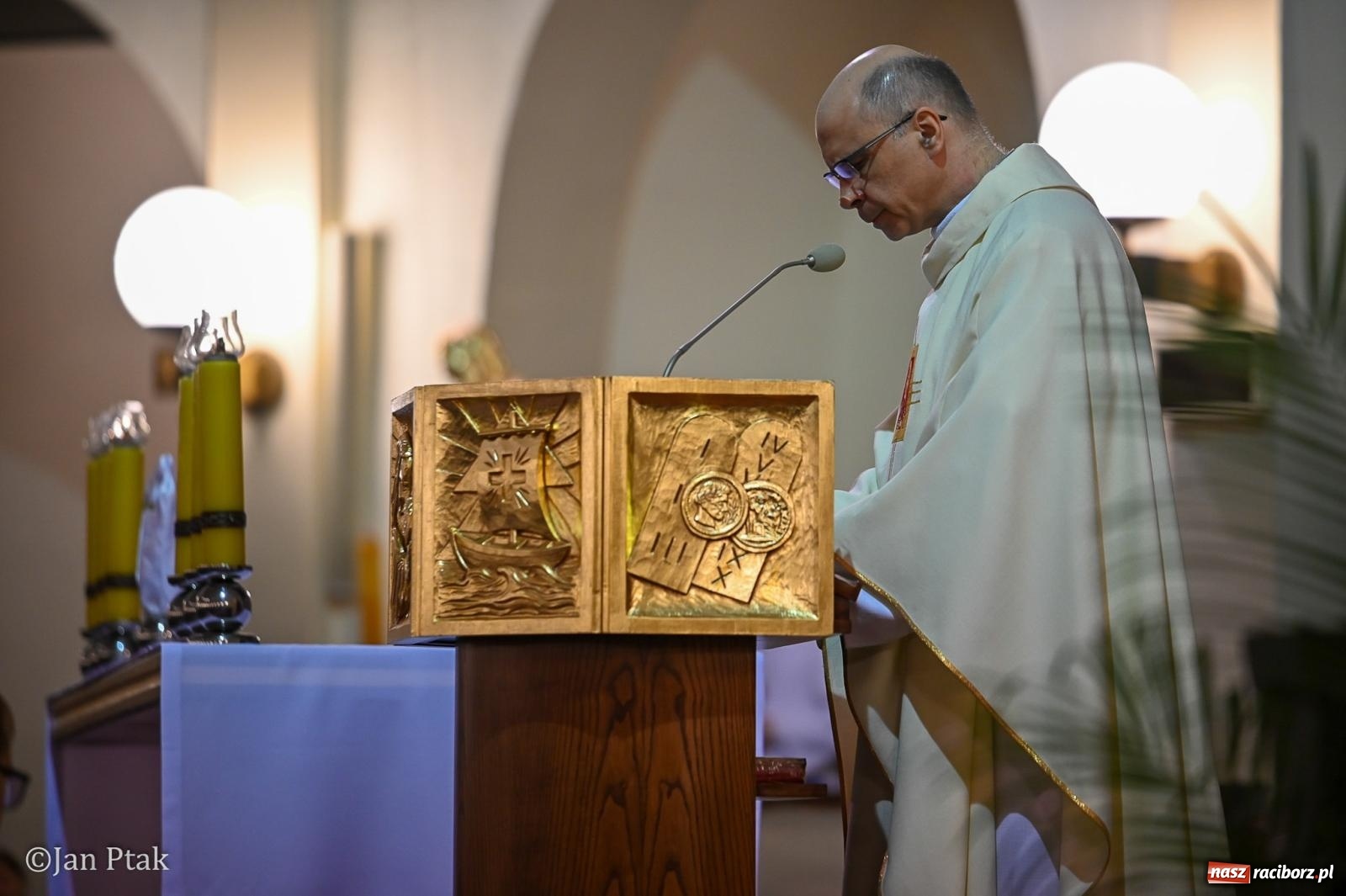 Zdjęcie w galerii na portalu naszraciborz.pl: Wielki Czwartek w kościele NSPJ – początek Triduum Paschalnego [FOTO] wiadomości z regionu
