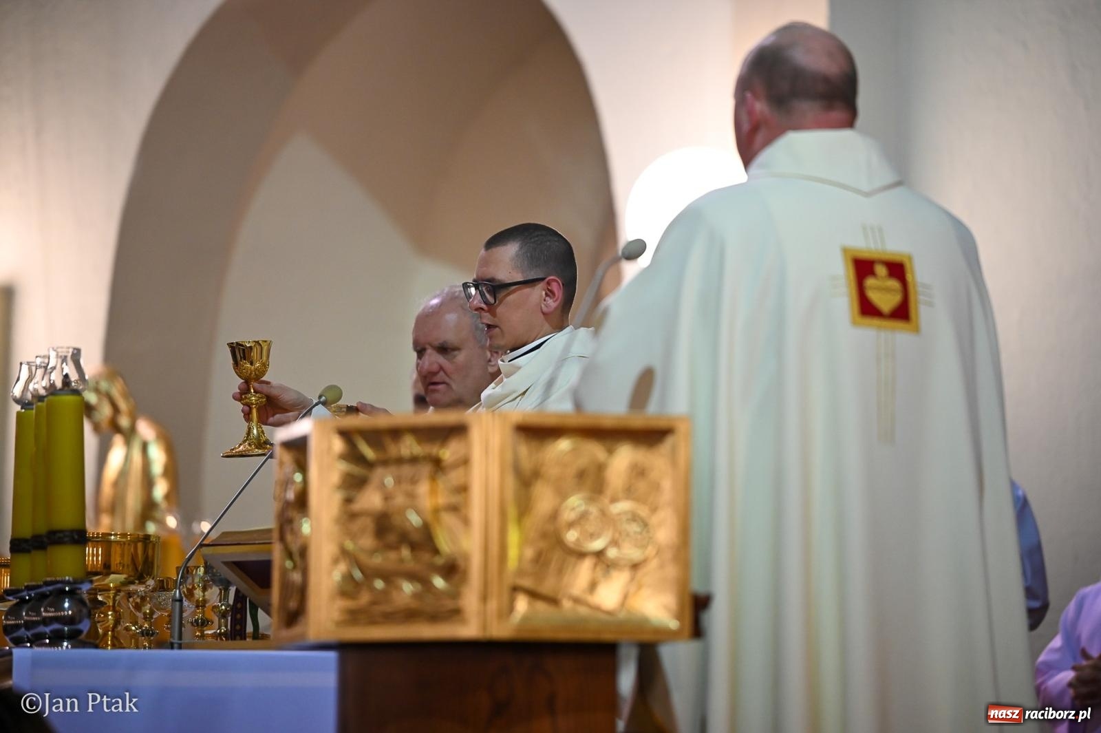 Zdjęcie w galerii na portalu naszraciborz.pl: Wielki Czwartek w kościele NSPJ – początek Triduum Paschalnego [FOTO] wiadomości z regionu