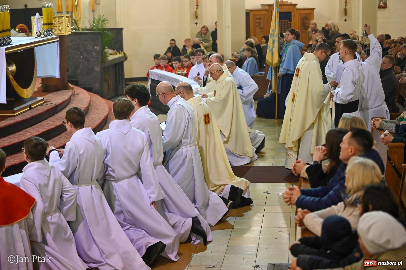 Zdjęcie w galerii na portalu naszraciborz.pl: Wielki Czwartek w kościele NSPJ – początek Triduum Paschalnego [FOTO] wiadomości z regionu