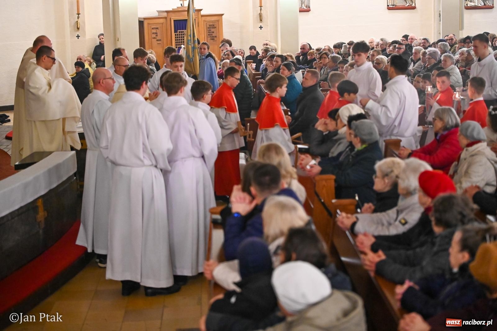 Zdjęcie w galerii na portalu naszraciborz.pl: Wielki Czwartek w kościele NSPJ – początek Triduum Paschalnego [FOTO] wiadomości z regionu