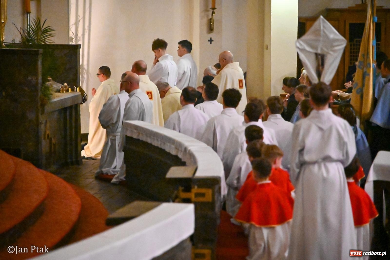 Zdjęcie w galerii na portalu naszraciborz.pl: Wielki Czwartek w kościele NSPJ – początek Triduum Paschalnego [FOTO] wiadomości z regionu