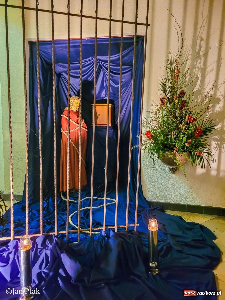 Zdjęcie w galerii na portalu naszraciborz.pl: Wielki Czwartek w kościele NSPJ – początek Triduum Paschalnego [FOTO] wiadomości z regionu