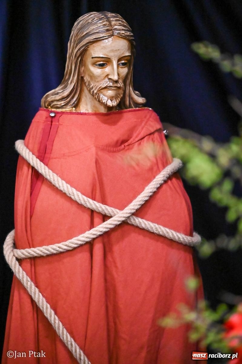 Zdjęcie w galerii na portalu naszraciborz.pl: Wielki Czwartek w kościele NSPJ – początek Triduum Paschalnego [FOTO] wiadomości z regionu