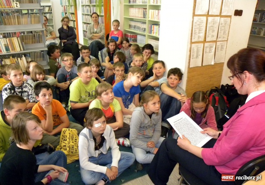 Zdjęcie w galerii na portalu naszraciborz.pl: Czytanie łączy Europę wiadomości z regionu