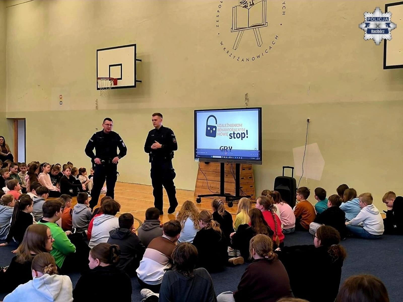 Zdjęcie w galerii na portalu naszraciborz.pl: Spotkanie profilaktyczne dzielnicowych z uczniami w Krzyżanowicach wiadomości z regionu