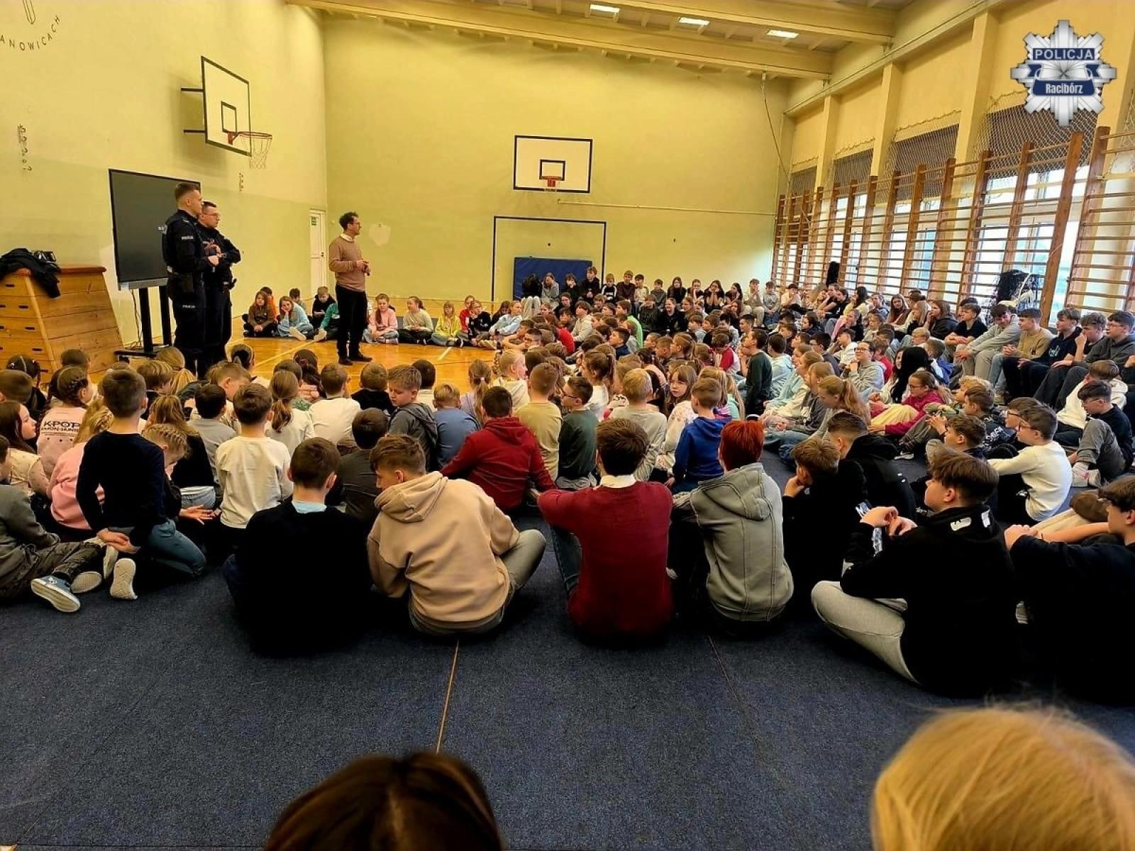 Zdjęcie w galerii na portalu naszraciborz.pl: Spotkanie profilaktyczne dzielnicowych z uczniami w Krzyżanowicach wiadomości z regionu