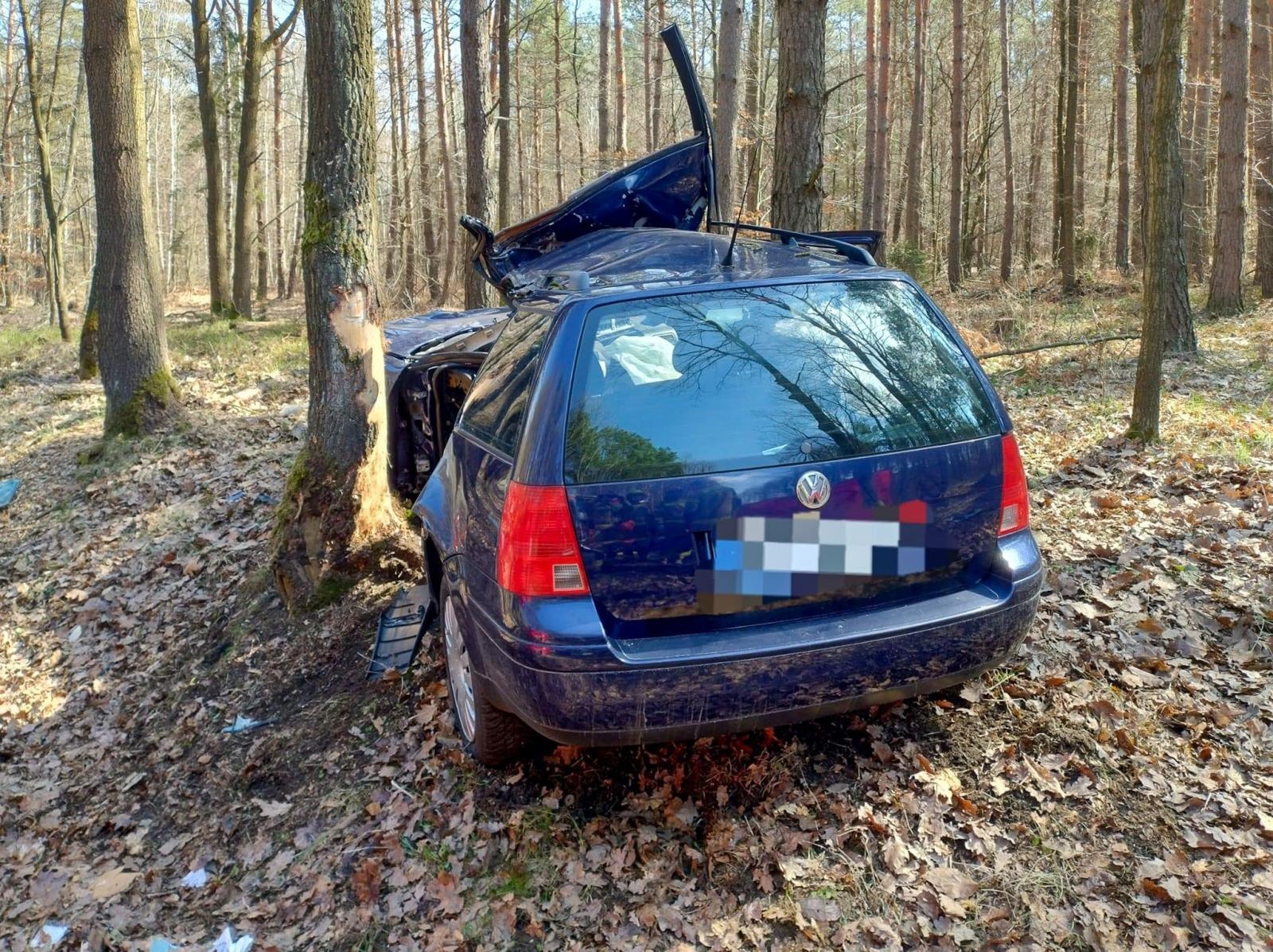 Zdjęcie w galerii na portalu naszraciborz.pl: Tragiczny wypadek na drodze pomiędzy Kuźnią Raciborską a Rudą Kozielską [FOTO] wiadomości z regionu