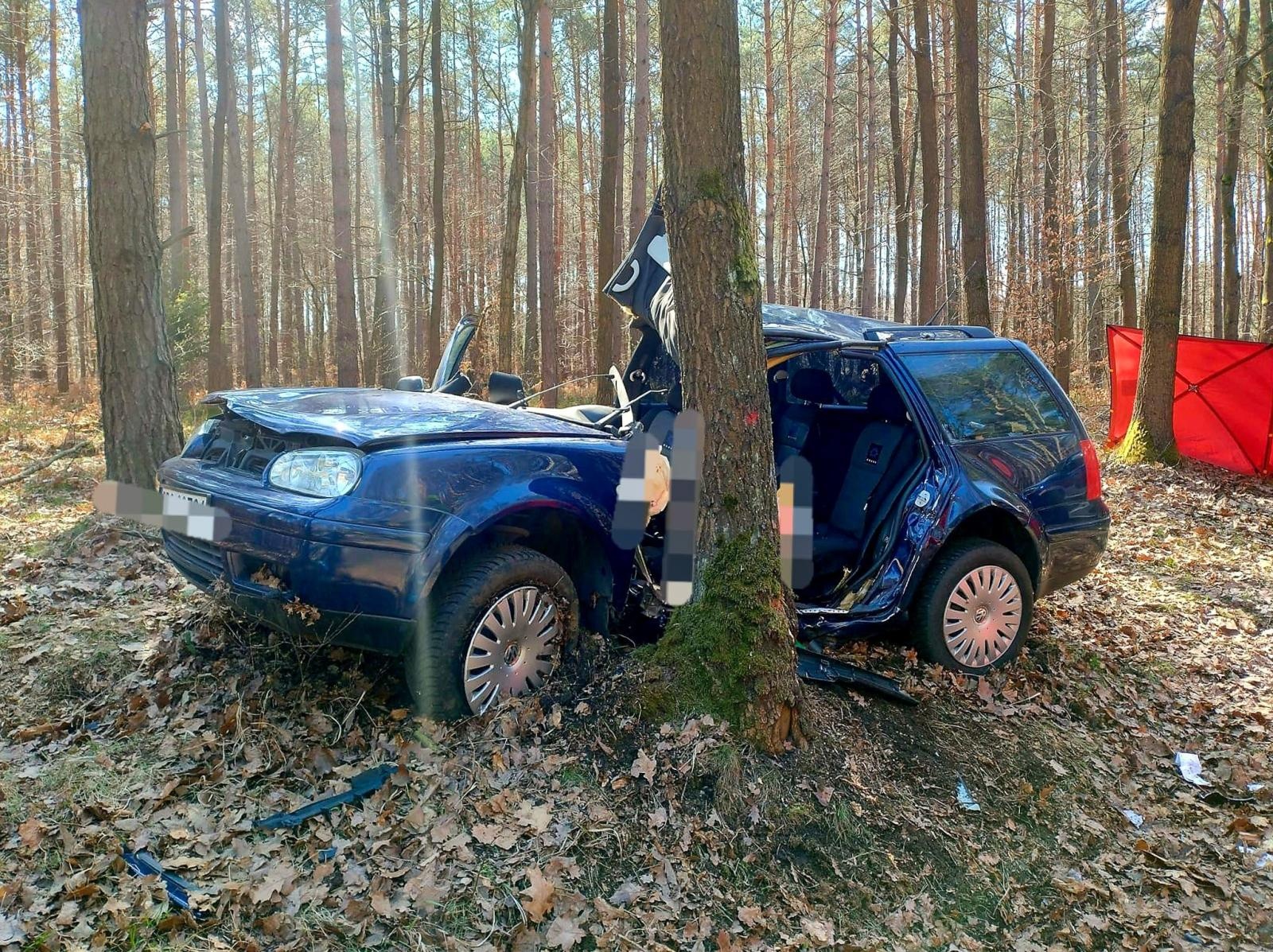 Zdjęcie w galerii na portalu naszraciborz.pl: Tragiczny wypadek na drodze pomiędzy Kuźnią Raciborską a Rudą Kozielską [FOTO] wiadomości z regionu