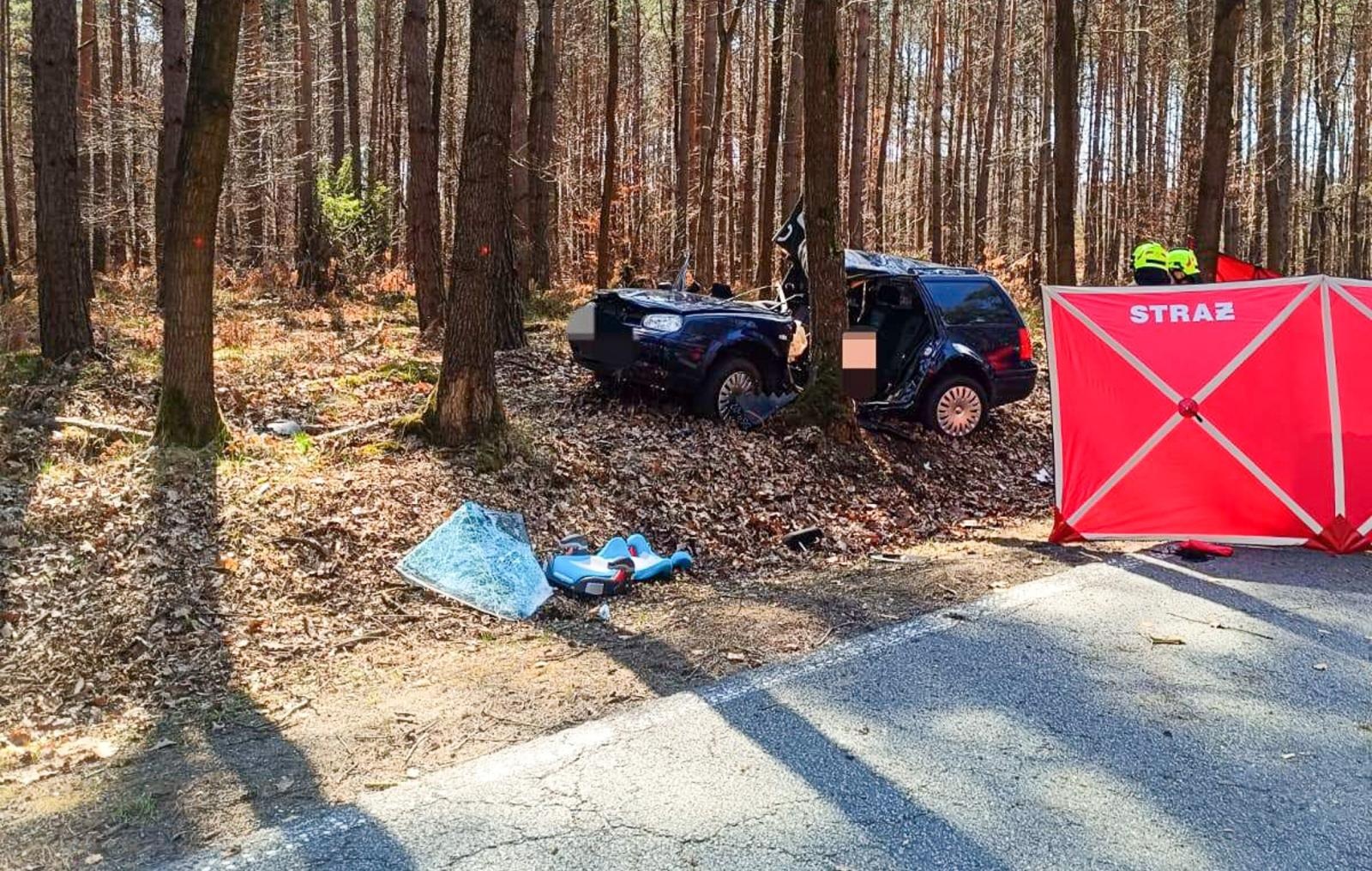 Zdjęcie w galerii na portalu naszraciborz.pl: Tragiczny wypadek na drodze pomiędzy Kuźnią Raciborską a Rudą Kozielską [FOTO] wiadomości z regionu