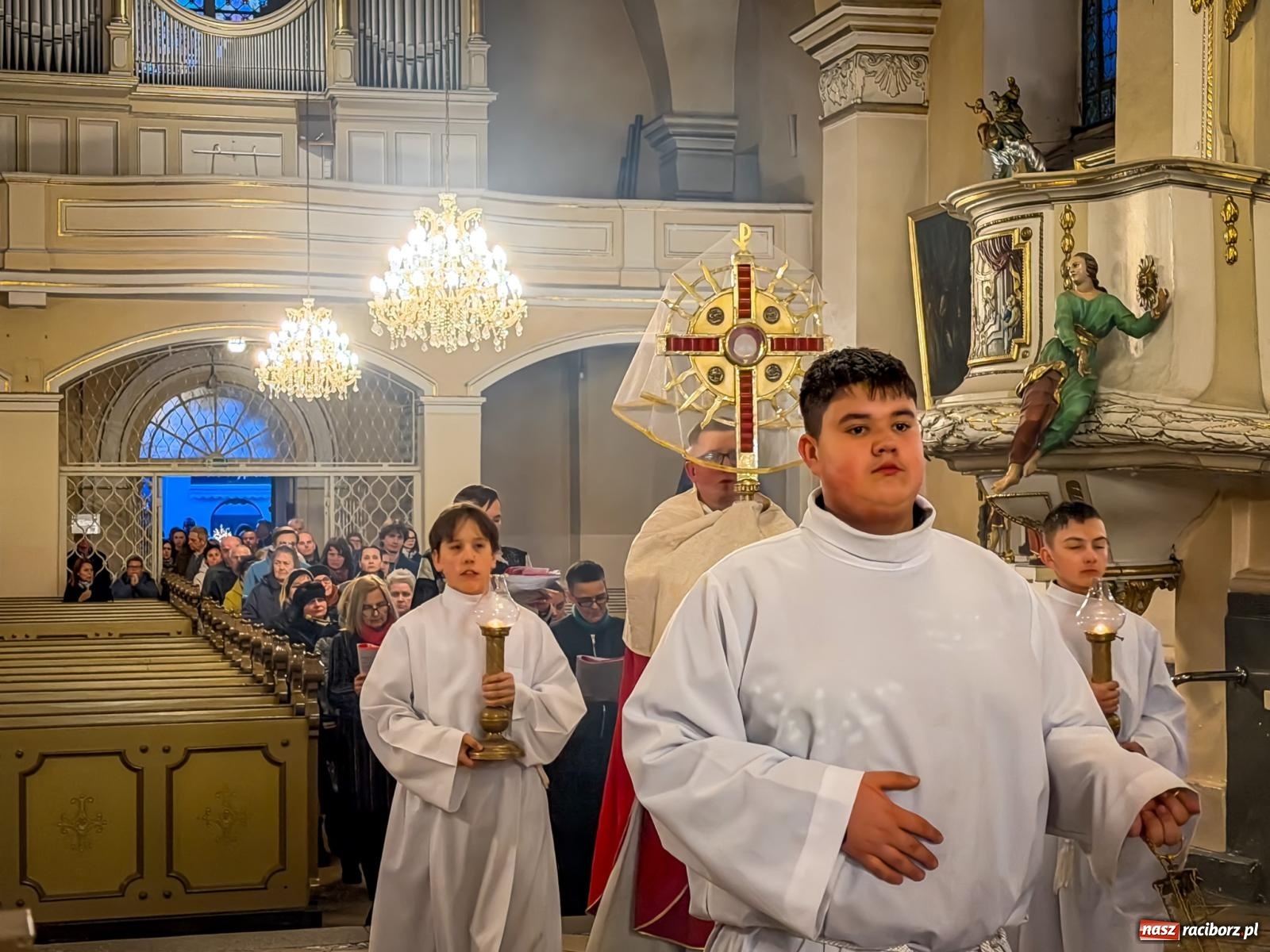 Zdjęcie w galerii na portalu naszraciborz.pl: Liturgia Wielkiego Piątku w sercu Raciborza [FOTO i WIDEO] wiadomości z regionu