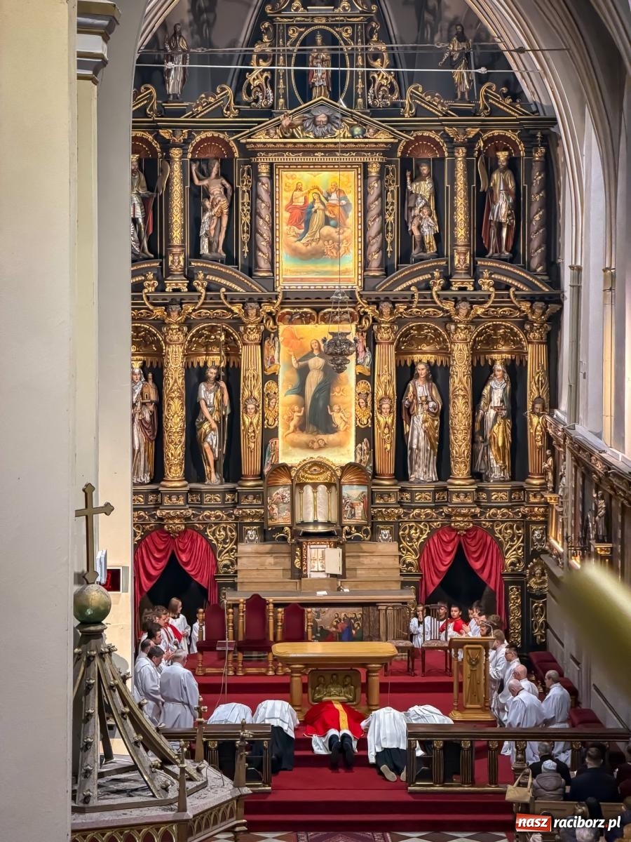 Zdjęcie w galerii na portalu naszraciborz.pl: Liturgia Wielkiego Piątku w sercu Raciborza [FOTO i WIDEO] wiadomości z regionu